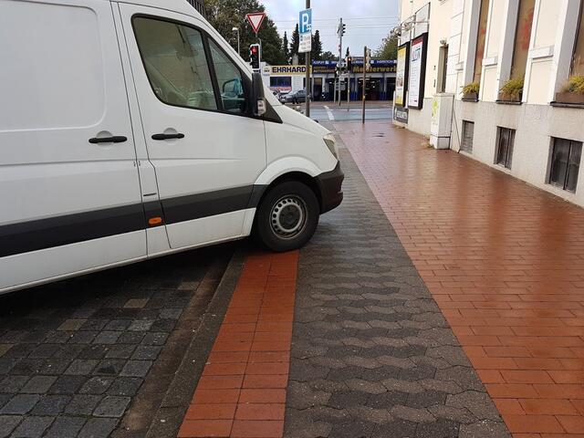 Warum Radfahrende nicht auf dem Radweg fahren: Am Harzweg in Langenhagen, kurz vor der Walsroder Straße. Am Donnerstag, den 25. Oktober 2018, 15:23 Uhr.