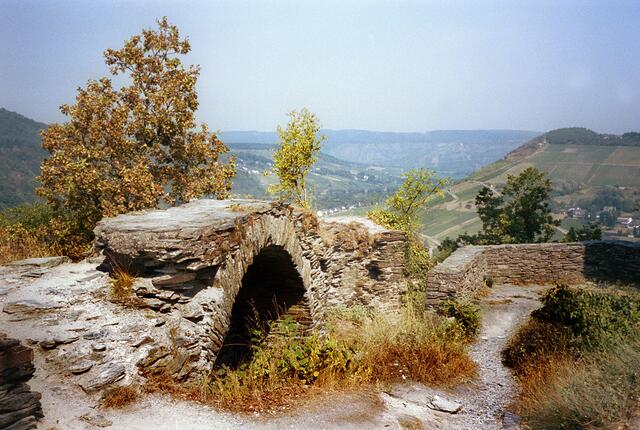 1350 ließ Graf Johann III. von Sponheim die Burg erbauen; sie wurde anstelle der benachbarten Starkenburg Residenz der  Grafschaft Sponheim.