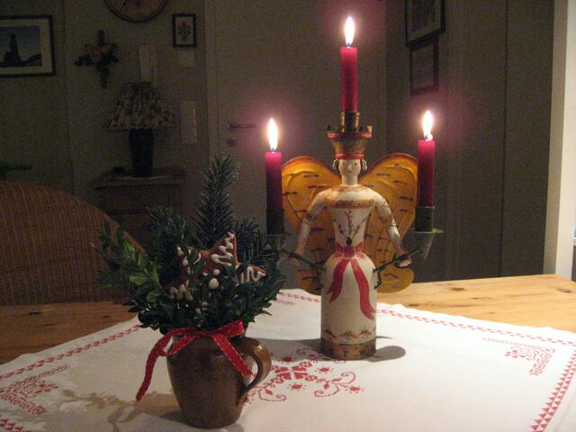 Morgen, am 13. Dezember ist Lucia-Tag nicht nur in Schweden und Nachbarländern. Auch mir gefällt dieser Brauch. Lucia bringt uns das Licht in die dunkle Jahreszeit.