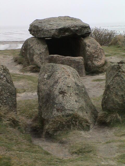 Sylt bietet auch etwas für die Freunde archäologischer Sehenswürdigkeiten. Es gibt auf der Insel noch jahrtausendalte steinzeitliche Megalithgräber (auch Hünen- oder Großsteingräber genannt) sowie Grabhügel aus der Bronze- und Wikingerzeit. Das Foto zeigt das Großsteingrab Harhoog bei Keitum.