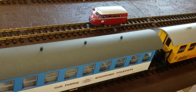 Natürlich kam der Bahnmeister mit der VW-Bus-basierten Draisine Klv 20 zur Streckenabnahme vorbei. Siehe auch Bericht mit weiteren Bildern unter:https://www.lokalkompass.de/bochum/c-vereine-ehrenamt/im-waldhessischen-schenklengsfeld-findet-seit-zwei-tagen-das-grossspur-treffen-fuer-gartenbahner-statt_a1145763 TPD-Foto:Volker Dau