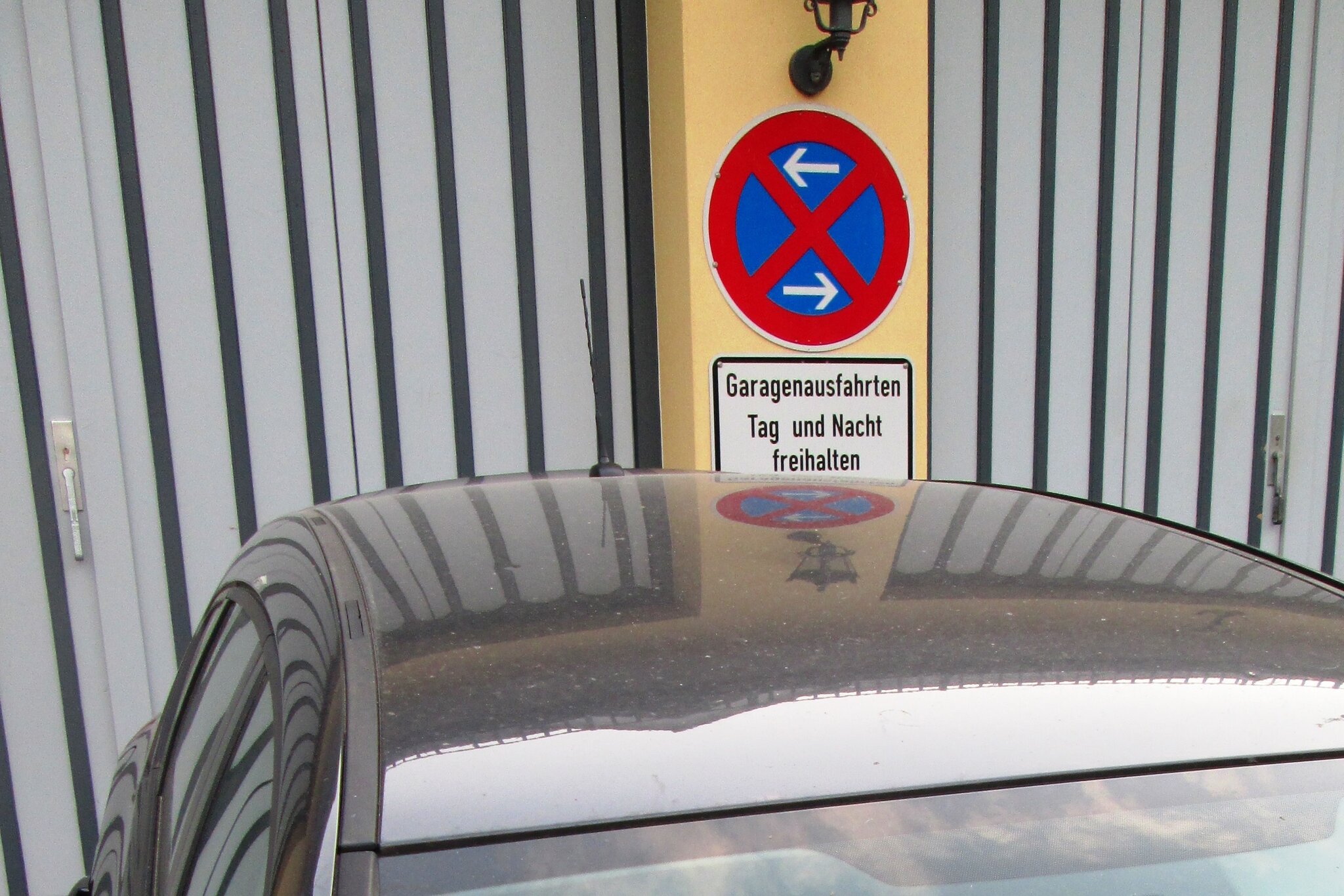 Das Halten Auf Der Kreisfahrbahn Ist Verboten