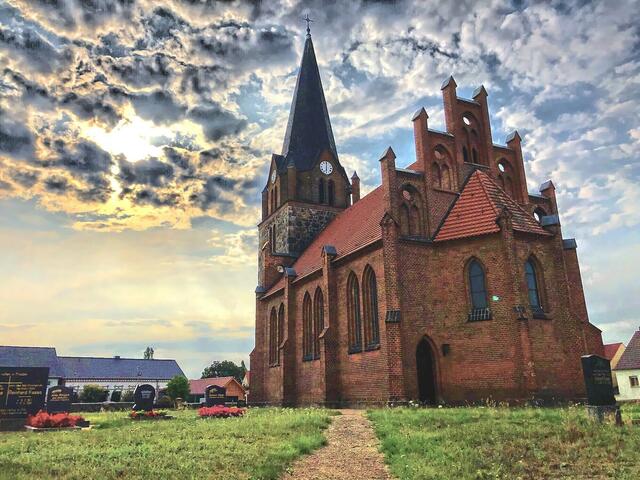 Bei unserer kürzlichen Fahrt durch Brandenburg ist mir in dem kleinen Ort Nichel diese Feldsteinkirche von 1868 aufgefallen, die Mitten im Ortskern steht und auf den Grundmauern des alten Kirchengebäudes errichtet wurde.