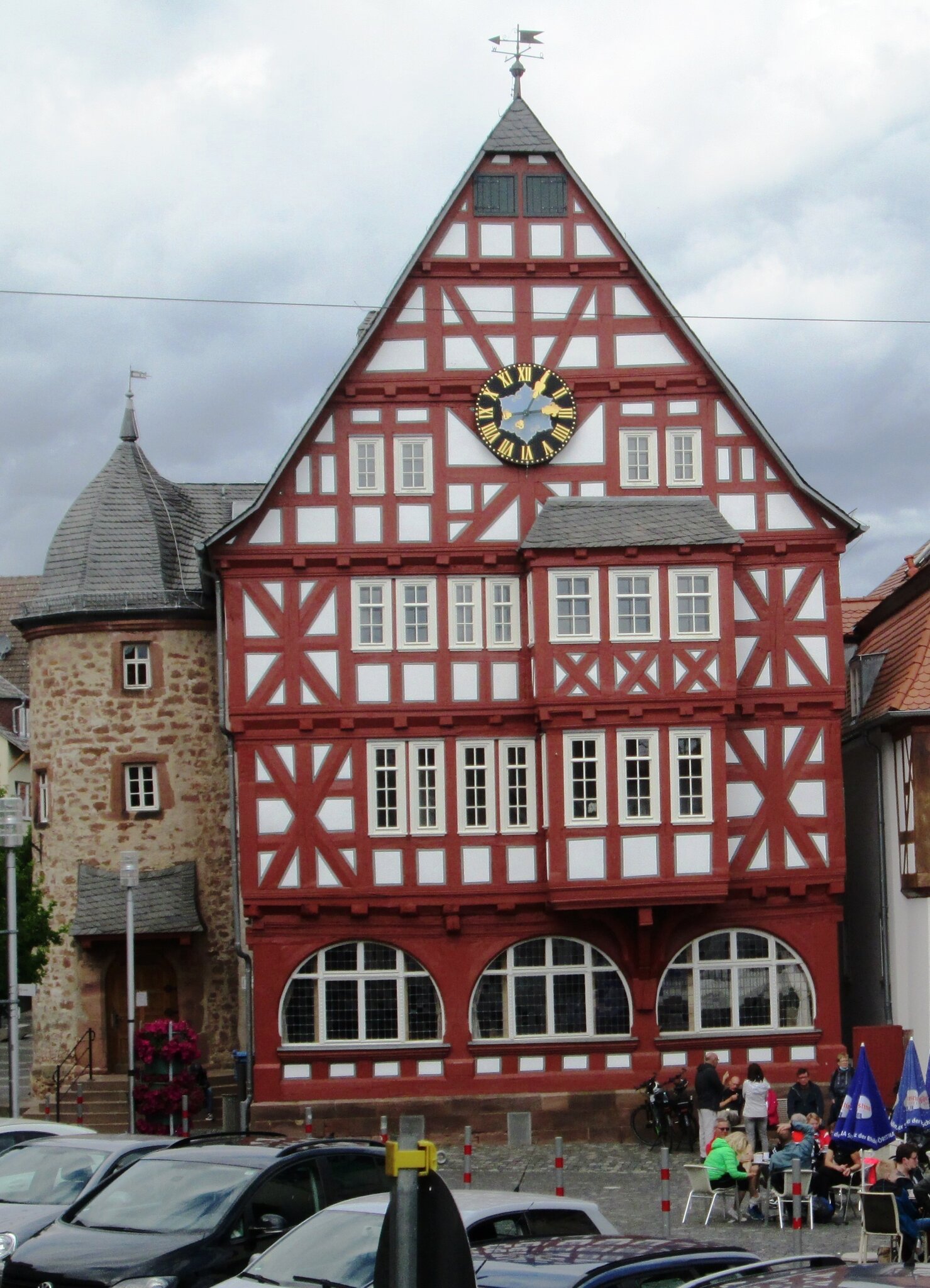 Vor dem Rathaus in der Stadt Kirchhain.