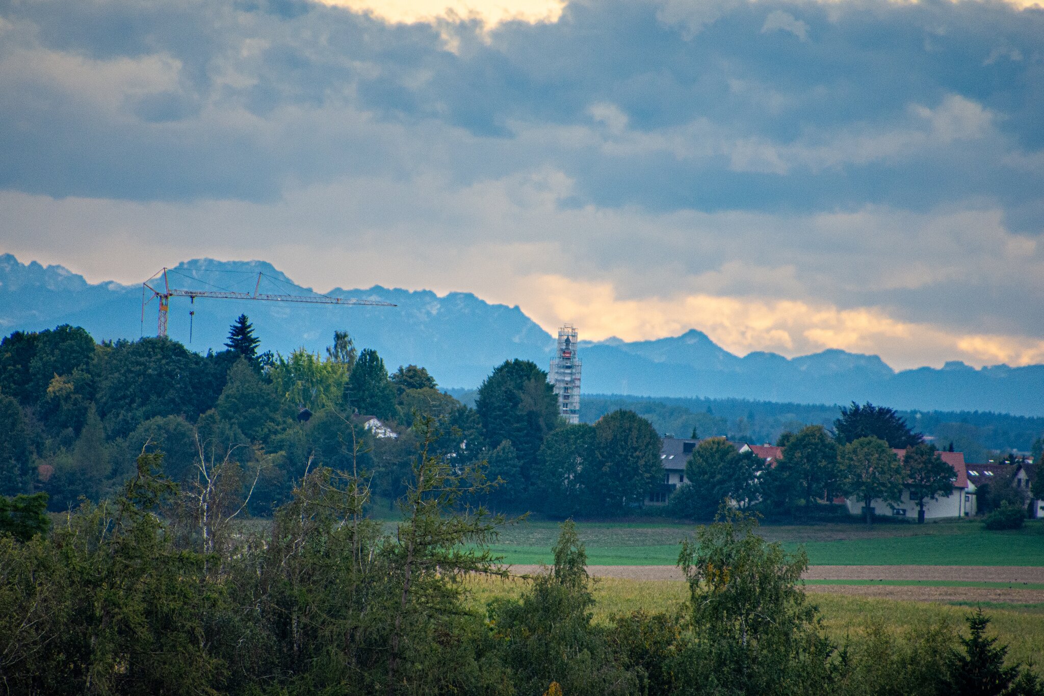 Merching Ein Blick nach Merching und die dahinter sichtbaren Alpen an einem ...