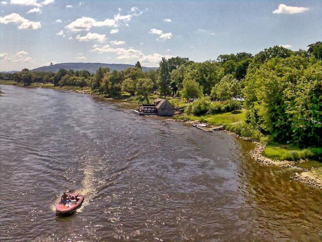 die Schiffsmühle auf der Weser, im Hintergrund links die Porta Westfalica