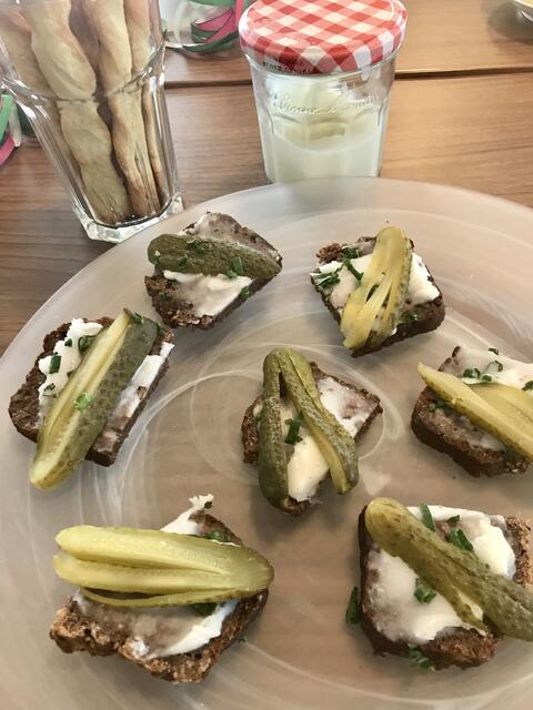 Gestern fand unser Männerstammtisch statt. Es gab selbst hergestellten Griebenschmalz und selbst gebackenes Brot!