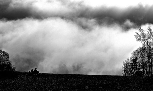 Eine Aufnahme auf dem Auerberg bei einer Inversionswetterlage mit Blick Richtung Tal oder wie hier in den mystischen Nebel