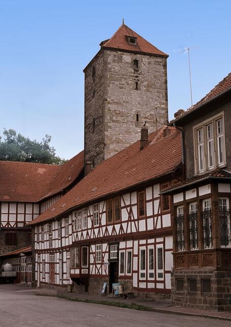 Analoge Aufnahme der Marienburg aus einer Zeit, als dort das Muku-Eis hergestellt wurde (erkennbar an der Reklametafelneben den Eingang (unten, Mitte).