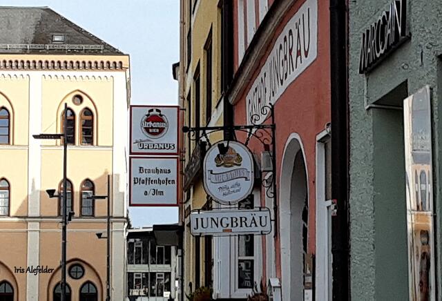 Nasenschild von Gasthof Jungbräu.

Im Hintergrund das Nasenschild vom Brauhaus Urbanus.
Das Brauhaus Pfaffenhofen war eine Brauerei in Pfaffenhofen an der Ilm. Die Biere wurden von 1968 bis 2018 unter der Bezeichnung Urbanus vermarktet. Seit Ende 2018 ist das Brauhaus geschlossen.
Mein Wissen habe ich Wikipedia entnommen. | Foto: Iris Alefelder