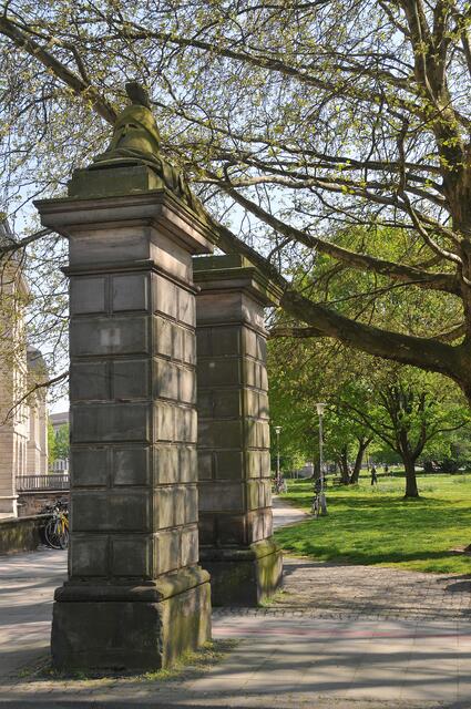 Das sogenannte "Neue Tor". Repräsentative Säulen ersetzten die mittelalterlichen Stadttore. 1833 wurde die Anlage durch den Architekten Ernst Ebeling als monumentale Anlage mit vier Sandsteinpfeilern und zwei Wachhäusern erschaffen. Die vier Torpfeiler wurden 1961 am ursprünglichen Standort abgetragen und der in der Schlossstraß wieder aufgestellt.