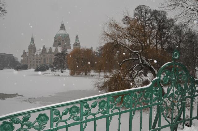 Der Maschpark mit dem Neuen Rathaus. Ob es im kommenden Winter wieder eine "Winterwunderlandschaft" wird?