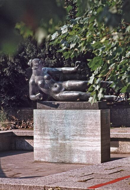 Die Bronzeskulptur der liegenden Frau stammt vom französischen Künstler Aristide Maillol. Er schuf das Kunstwerk 1938 und gab ihm den Namen "L'Air". Aufgestellt und eingeweiht wurde "die Liegende" aber erst 1961.