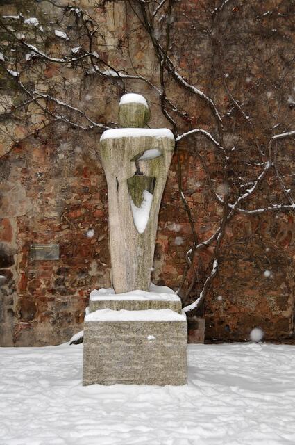 Kurt Lehmann (1905 bis 2000) schuf dieses Kunstwerk mit dem Namen Demut. Es steht in der Ruine der Aegidienkirche.