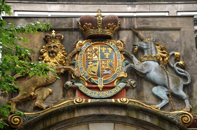 Das britische Wappen (in seiner früheren Form) am barocken Portal aus dem Jahr 1738 (stammt  von der ehemaligen Garde-du-Corps-Kaserne) ziert heute das städtische Bauamt.