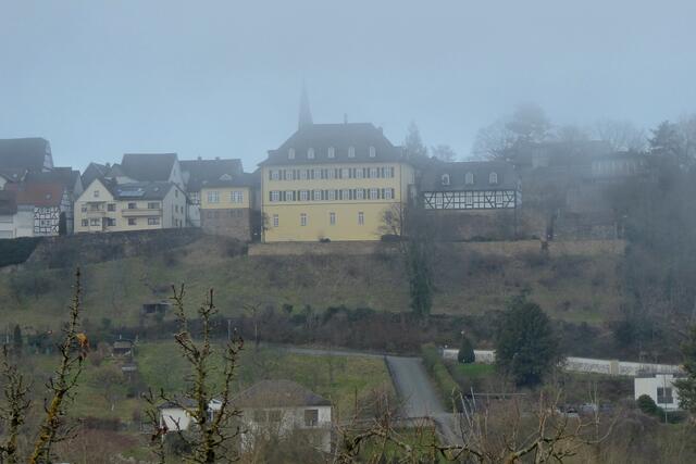 Hochnebel drückt am Nachmittag des dritten Advents auf die Oberstadt rund um die evangelische Marienkirche.