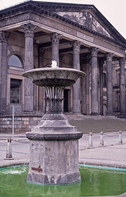 Brunnen mit dem Portikus des Leineschlosses