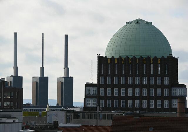 Zwei das Stadtbild prägende Bauten Hannovers sind das Heizkraftwerk in Linden mit den charakteristischen Schornsteinen und das Anzeiger Hochhaus mit der Kupferkuppel. (Foto: Katja Woidtke)

Ab 2018 wurde die Kuppel aufwendig saniert und Teile davon konnten als Souvenir erworben werden. Verschwunden sind nach der Sanierung die Neonröhren, die das markante Gebäude nachts erstrahlen ließen. 

 | Foto: Katja Woidtke