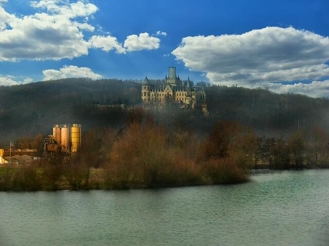 Auf dem Schulenburger Berg (gehört zu Pattensen) thront das Schloss Marienburg.
Näheres hierzu unter:
https://www.myheimat.de/c-kultur/ueber-der-leine-thront-das-schloss-marienburg_a3455205