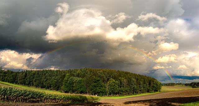Circa 7,1 Kilometer östlich von Friedberg bei Malzhausen zeigte sich heute Nachmittag ein Regenbogen.