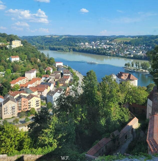 Hier fließen 3 Flüsse ineinander. Die blaue Donau, der grüne Inn und die SCHWARZE ILZ, die Ilz ist in diesem Bild nicht zu sehen. LG Iris | Foto: W.F.