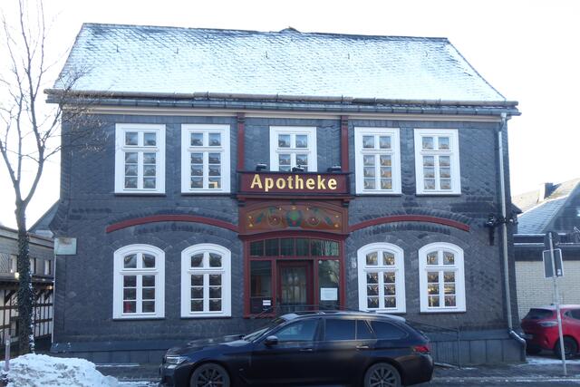 Die Alte Apotheke in der Marktstraße 11 in Winterberg ist ein Fachwerktraufenhaus mit Satteldach.