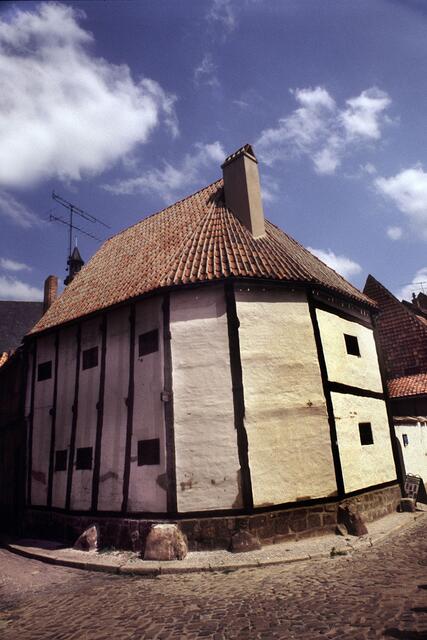Das älteste Fachwerkhaus von Quedlinburg wurde laut dendrochronologischen Untersuchungen ca. 1346/47 erbaut und ist ein wertvolles Zeitzeugnis der frühen Fachwerkbaukunst.
