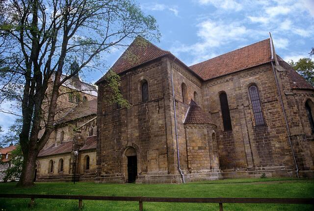 Zitat aus der Homepage der Stadt Wunstorf: "Die in unmittelbarer Nachbarschaft zur Abtei gelegene Stiftskirche stellt ein Juwel mittelalterlicher Baukunst dar. Die jetzige Anlage der spätromanischen Gewölbebasilika geht auf die zweite Hälfte des 12. Jahrhunderts zurück. Trotz baulicher Veränderungen und Restaurierungen vom späten Mittelalter bis zum 19. Jahrhundert ist der romanische Kern der Stiftskirche unberührt. "