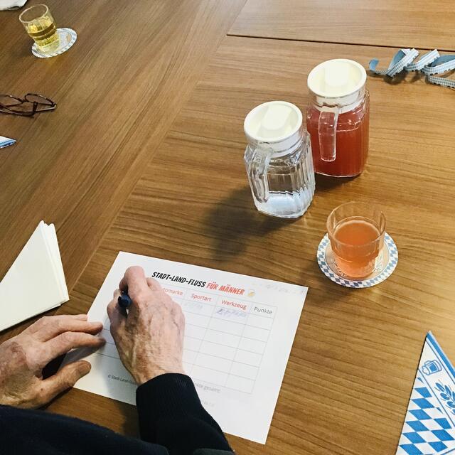 Bei unserem Männerstammtisch gab es dieses Mal ein Stadt-Land-Fluß für Männer. Dazu wurde selbst  gemachter Obazda und frische Brezn gereicht. Vielen Dank für die unterschiedlichen Betreuungsangebote im Haus an der Paar.