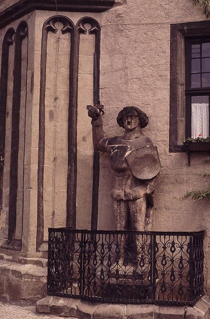 Der Quedlinburger Roland wurde erstmals 1460 im Rahmen von Reparaturausgaben erwähnt. Vermutlich wurde er einige Jahrzehnte zuvor erschaffen.