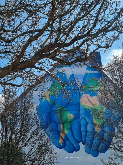...behandeln wir sie sorgsam! (Foto: Katja Woidtke)

Entdeckt in Hildesheim in der Rathausstraße. Herzlichen Dank an die mir unbekannten Künstler*innen!  | Foto: Katja Woidtke