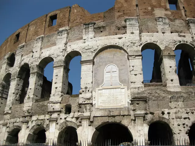 Das Kolosseum (antiker Name Amphitheatrum Novum oder Amphitheatrum Flavium, italienisch Colosseo, Anfiteatro Flavio) ist das größte der im antiken Rom erbauten Amphitheater, der größte geschlossene Bau der römischen Antike und weiterhin das größte je gebaute Amphitheater der Welt. Zwischen 72 und 80 n. Chr. errichtet, diente das Kolosseum als Austragungsort zumeist höchst grausamer und brutaler Veranstaltungen, die von Mitgliedern des Kaiserhauses zur Unterhaltung und Belustigung der freien Bewohner Roms und des römischen Reichs bei kostenlosem Eintritt ausgerichtet wurden. Heute ist die Ruine des Bauwerks eines der Wahrzeichen der Stadt und zugleich ein Zeugnis für die hochstehende Baukunst der Römer in der Antike.