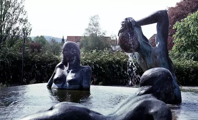 1988 wurde der Brunnen nach einem Entwurf von Prof. Norbert Rob Schittek anlässlich des  200-jährigen Bestehen des Kurortes Bad Nenndorf installiert..
