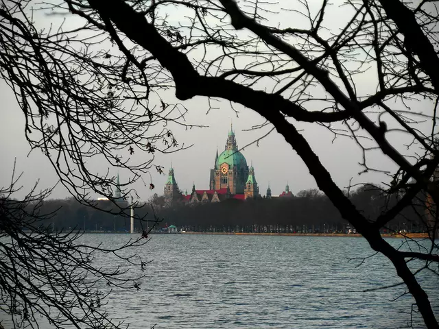 Blick über den Maschsee zum Neuen Rathaus von Hannover