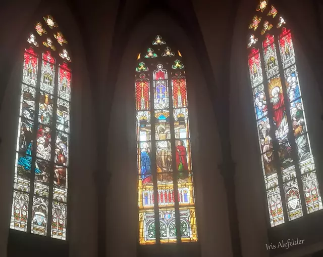 Diese Fenster des Kirchenschiffes sind direkt hinter dem Altar. | Foto: Iris Alef.