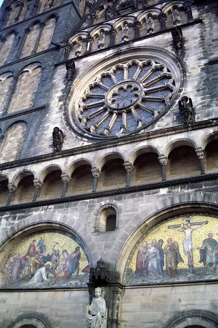 Detail der Fassade vom St. Petri-Dom in Bremen. Zitat aus Wikipedia: "Der St.-Petri-Dom in Bremen wurde über den Fundamenten älterer Vorgängerbauten vom 11. Jahrhundert an in romanischem Stil errichtet und seit dem 13. Jahrhundert in gotischem Stil umgebaut und erweitert."