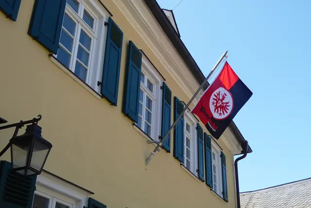 Eintrachtfreund hisst als diensthabender Stadtrat von Battenberg (Eder) die Fahne seiner Mannschaft an der Neuburg, dem Sitz der Stadtverwaltung.
