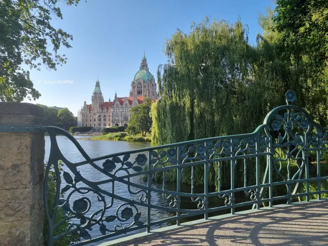 Lauer Sommerabend im wunderschönen Maschpark (Foto: Katja Woidtke)

Blick über den Maschteich zum Neuen Rathaus Hannover | Foto: Katja Woidtke