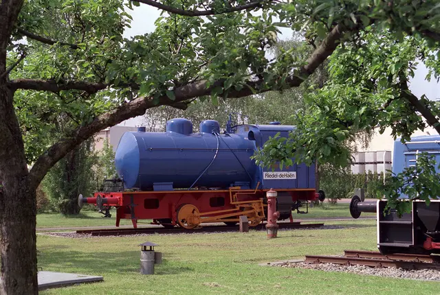 noch aus meiner analogen Zeit: als ich in Seelze am Betriebsgelände dieses Unternehmens vorbeischaute, entdeckte ich alte Lokomotiven der früheren Werksbahn, die hier ihr Abstellgleis gefunden hatten.