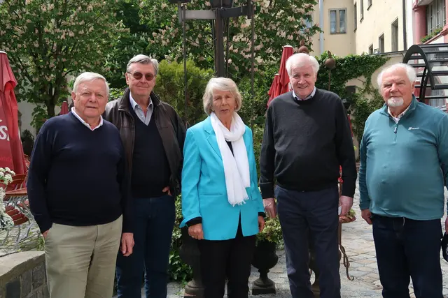  Jahrestreffen 2025  der ehemaligen Leitungscrew des Bundesministeriums für Gesundheit während der Kanzlerschaft von Helmut Kohl in Regensburg: Ministerialdirektor a.D. Dr. Reinhard Dörfler, Ministerialdirektor a.D. Gerhard Schulte, Parlamentarische Staatssekretärin a.D. und erste und letzte frei gewählte Präsidentin der Volkskammer Dr. Sabine Bergmann-Pohl, Bundesminister a.D. und Ministerpräsident a.D. Horst Seehofer und Staatssekretär a.D. und Neusässer Bürger Baldur Wagner

(Eingesendet von Baldur Wagner) | Foto: privat