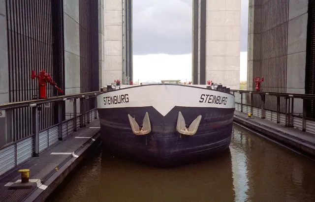 Im Schiffshebewerk Scharnebeck. Die 1974 erbaute Anlage bei Lüneburg ist das größtes Schiffshebewerk Deutschlands. Es bietet ein sehenswertes technisches Schauspiel. Frachtschiffen können mit seiner Hilfe auf dem Elbeseitenkanal eine Höhe von 38 Metern zu überwinden. 