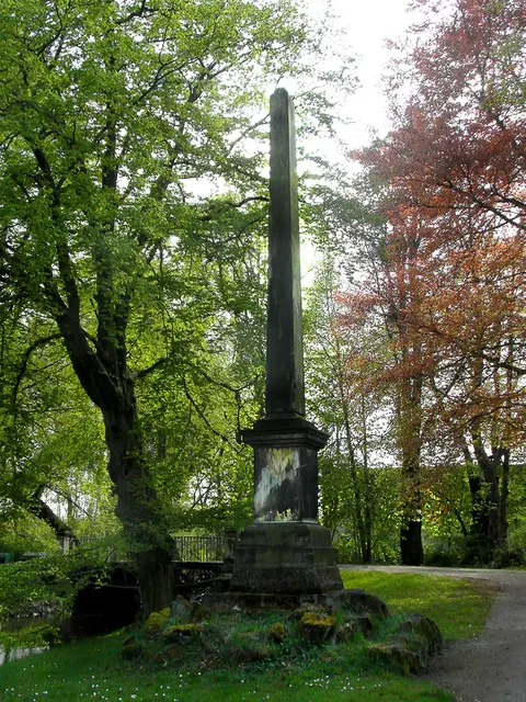 Der Hundestein - ein 12 Meter hoher Obelisk im Georgengarten. Erinnert er an den treuen Hund eines Försters? Oder an einen Hund, der einst eine Prinzessin gerettet haben soll? Sagen gibt es viele zu dem Monument, aber wahrscheinlich sollte er einfach nur einen Blickfang sein.