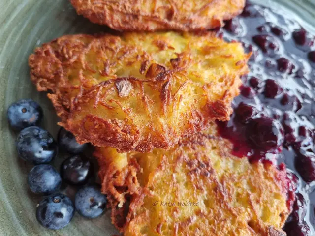 Mit lieben Grüßen für Nelia (Foto: Katja Woidtke)

Kartoffelpuffer mit Blaubeerkompott - jedes Jahr fahren wir auf den Bickbeerenhof in Brokeloh und lassen uns dort kulinarisch verwöhnen. Proviant für "später" wird natürlich auch eingekauft. (Ungefragte und unbezahlte Werbung wegen Namensnennung) | Foto: Katja Woidtke