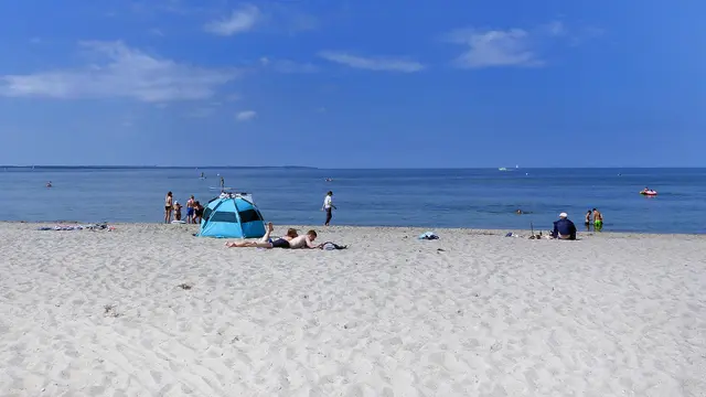 Auf der Insel Poel ist der weiße Sandstrand von Timmendorf mit seiner Länge von etwa 800 m ideal für Urlauber. Hinzu kommt, dass der Bereich mithilfe moderner Technik immer wieder gereinigt wird. Foto: Helmut Kuzina