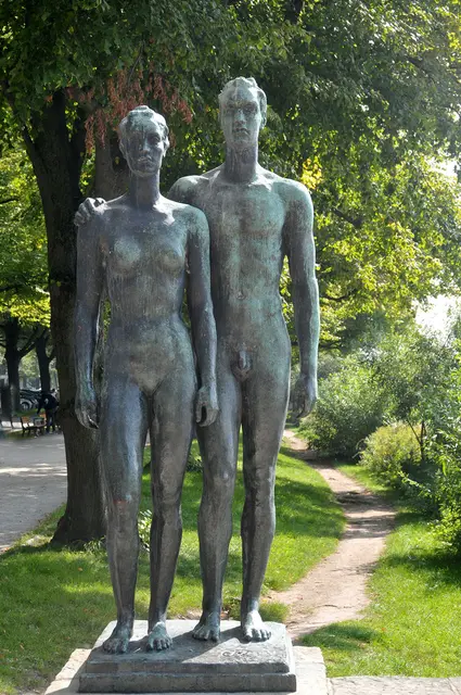 Der Künstler Georg Kolbe erschuf 1936/37 die Skulpturen einer Frau und eines Mannes, die am Ostuferdes Maschsees stehen.