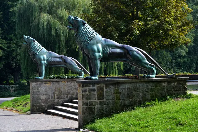 Anstelle von ursprünglich vorgesehenen Krokodilen wurden 1938 zwei von dem Bildhauer Arno Breker geschaffene Löwen am Maschsee aufgestellt und gaben der Löwenbastion ihren Namen.