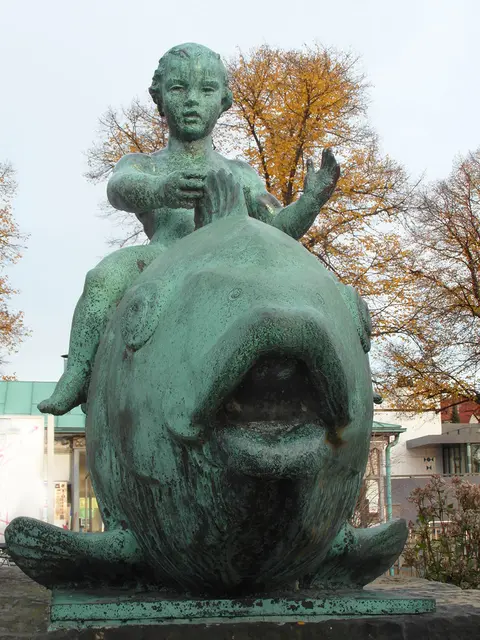 Hermann Scheuernstuhl schuf 1937 die Figur des Fischreiters.