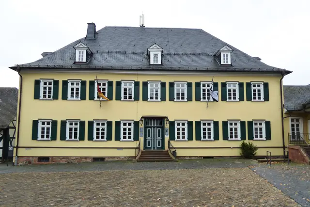 Die Neuburg in Battenberg (Eder) am Tag der Deutschen Einheit am 03.10.2025.