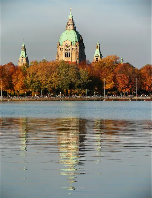 Blick über den Maschsee auf das Neue Rathaus
