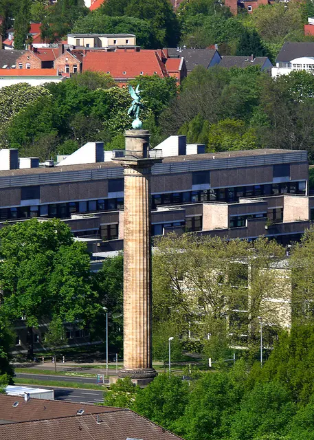 Blick auf die Waterloosäule vom Neuen Rathaus aus